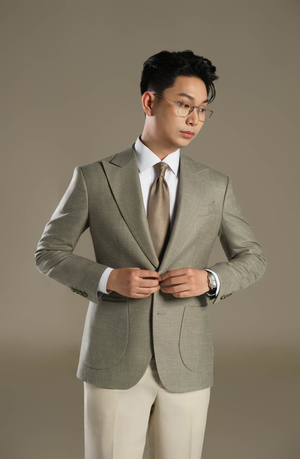 Look5 Light olive suit