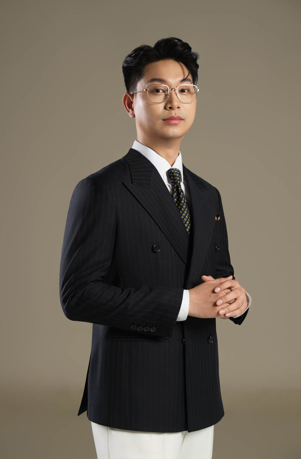 Look8 Black pinstripe peak lapel suit